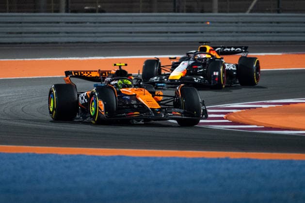 Lando Norris (McLaren Formula 1 Team, Großbritannien, 04) im RB21, Max Verstappen (Oracle Red Bull Racing, Niederlande, 01) im RB21, QTR, Formel 1 Weltmeisterschaft, Qatar Grand Prix, Lusail International Circuit, Sprintrennen, 29.11.2025 QTR, Formel 1 Weltmeisterschaft, Qatar Grand Prix, Lusail International Circuit, 29.11.2025 Lusail Copyright: xEibner-Pressefoto Memmlerx EP_MMR