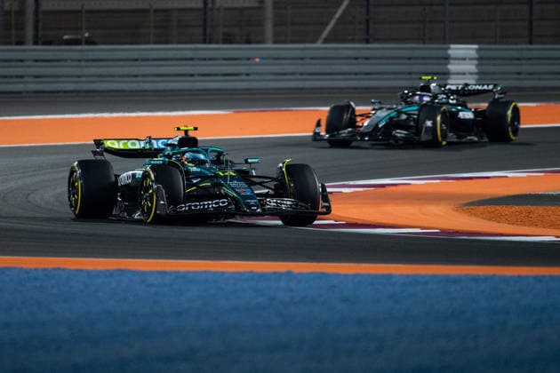 Fernando Alonso (Aston Martin Aramco F1 Team, Spanien, 14) im AMR25, Andrea Kimi Antonelli (Mercedes-AMG Petronas F1 Team, Italien, 12) im F1 W16, QTR, Formel 1 Weltmeisterschaft, Qatar Grand Prix, Lusail International Circuit, Sprintrennen, 29.11.2025 QTR, Formel 1 Weltmeisterschaft, Qatar Grand Prix, Lusail International Circuit, 29.11.2025 Lusail Copyright: xEibner-Pressefoto Memmlerx EP_MMR