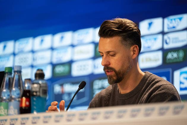 Pressekonferenz nach den Spiel, Sandro Wagner (FC Augsburg, Cheftrainer, Trainer) GER, TSG 1899 Hoffenheim vs. FC Augsburg, Fussball, Herren, 1. Bundesliga, 12. Spieltag, Spielzeit 2025 2026, 29.11.2025, DFL DFB REGULATIONS PROHIBIT ANY USE OF PHOTOGRAPHS AS IMAGE SEQUENCES AND OR QUASI-VIDEO, GER, TSG 1899 Hoffenheim vs. FC Augsburg, Fussball, Herren, 1. Bundesliga, 12. Spieltag, Spielzeit 2025 2026, 29.11.2025 Sinsheim Copyright: xEibner-Pressefoto WolfgangxFrankx EP_WFK