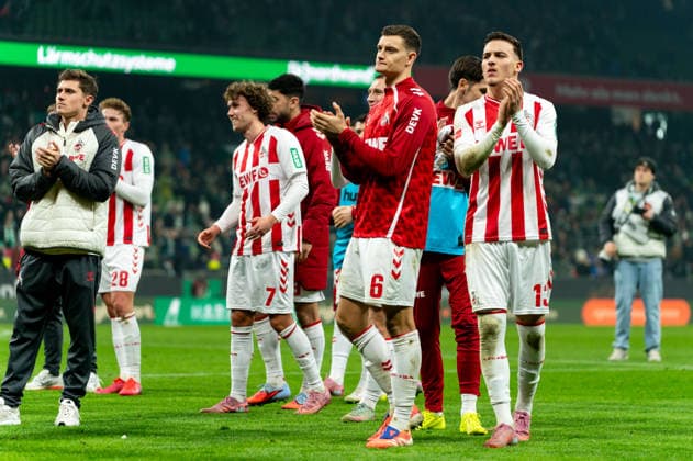 Koelner Mannschaft nach Spielende vor den Fans, Sebastian Sebulonsen (1. FC Koeln, 28), Luca Waldschmidt (1. FC Koeln, 07), Eric Martel (1. FC Koeln, 06), Said El Mala (1. FC Koeln, 13), GER, SV Werder Bremen vs 1. FC Koeln, Fussball, Bundesliga, Spieltag 12, Saison 2025 2026, 29.11.2025 DFL REGULATIONS PROHIBIT ANY USE OF PHOTOGRAPHS AS IMAGE SEQUENCES AND OR QUASI-VIDEO GER, SV Werder Bremen vs 1. FC Koeln, Fussball, Bundesliga, Spieltag 12, Saison 2025 2026, 29.11.2025 Bremen Copyright: xEibner-Pressefoto MaxxVincenx EP_MVN