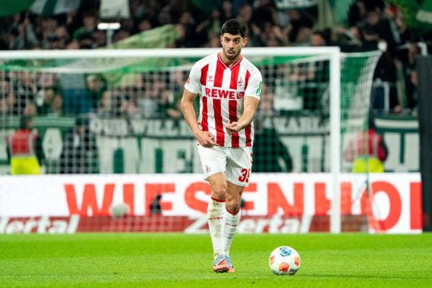 Cenk Oezkacar (1. FC Koeln, 39) am Ball, Einzelbild, Einzelfoto, Portrait, Portraet, Freisteller, GER, SV Werder Bremen vs 1. FC Koeln, Fussball, Bundesliga, Spieltag 12, Saison 2025 2026, 29.11.2025 DFL REGULATIONS PROHIBIT ANY USE OF PHOTOGRAPHS AS IMAGE SEQUENCES AND OR QUASI-VIDEO GER, SV Werder Bremen vs 1. FC Koeln, Fussball, Bundesliga, Spieltag 12, Saison 2025 2026, 29.11.2025 Bremen Copyright: xEibner-Pressefoto MaxxVincenx EP_MVN