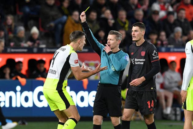 Schiedsrichter Tobias Welz zeigt Nico Schlotterbeck ( Borussia Dortmund ) die gelbe Karte. GER, Bayer 04 Leverkusen vs Borussia Dortmund, Fussball, Bundesliga, 12. Spieltag, Spielzeit 2025 2026, 29.11.2025 DFL REGULATIONS PROHIBIT ANY USE OF PHOTOGRAPHS AS IMAGE SEQUENCES AND OR QUASI-VIDEO GER, Bayer 04 Leverkusen vs Borussia Dortmund, Fussball, Bundesliga, 12. Spieltag, Spielzeit 2025 2026, 29.11.2025 Leverkusen Copyright: xEibner-Pressefoto ThomasxThienelx EP_TTL