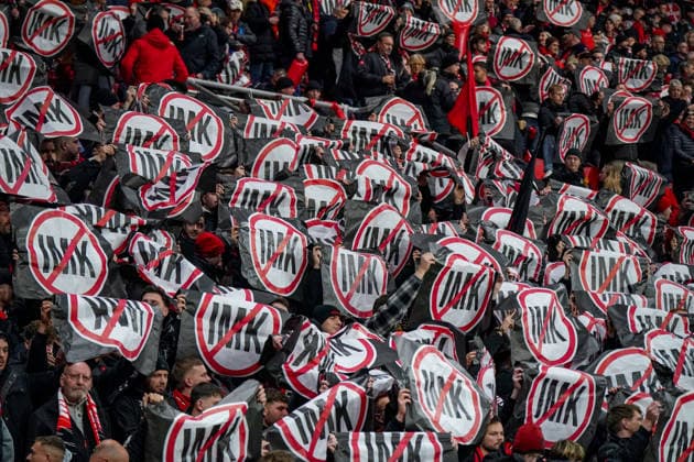 Deutschland: Fussball Bundesliga 2025 26, 12. Spieltag - Bayer 04 Leverkusen vs Borussia Dortmund BayArena (Leverkusen): Leverkusen, Deutschland, Europa, Fanprotest, Banner Populismus Stoppen, gesellschaftliche Spannungen, Innenministerkonferenz (IMK), Sicherheitspolitik, Extremismus-Debatte, Stadion-Sicherheit, Fankultur, politische Botschaften, öffentliche Ordnung, Polizei, Ultras, Medienrelevanz, Symbolfoto. Copyright: xJOERANxSTEINSIEKx