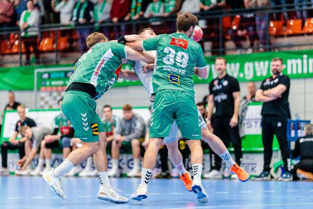 v.l. Ian Weber (GWD Minden, 13), Elvar Oern Jonsson (SC Magdeburg, 19), Malte Donker (GWD Minden, 39) GER, GWD Minden vs. SC Magdeburg, Handball, 1. Bundesliga, 14. Spieltag, Spielzeit 2025 2026, 29.11.2025 GER, GWD Minden vs. SC Magdeburg, Handball, 1. Bundesliga, 14. Spieltag, Spielzeit 2025 2026, 29.11.2025 Luebbecke Copyright: xEibner-Pressefoto JanxRollingerx EP_JSK
