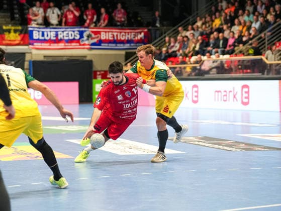 Juan de la Pena (SG BBM Bietigheim, 13) beim Dribbling VfL Eintracht Hagen vs. SG BBM Bietigheim, Handball, 2. Bundesliga, 13. Spieltag, Saison 2025 2026, 29.11.2025 VfL Eintracht Hagen vs. SG BBM Bietigheim, Handball, 2. Bundesliga, 13. Spieltag, Saison 2025 2026, 29.11.2025 Hagen Copyright: xEibner-Pressefoto DamianxKruczynx EP_DKI