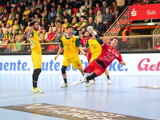 Jonathan Fischer (SG BBM Bietigheim, 36) beim Torwurf VfL Eintracht Hagen vs. SG BBM Bietigheim, Handball, 2. Bundesliga, 13. Spieltag, Saison 2025 2026, 29.11.2025 VfL Eintracht Hagen vs. SG BBM Bietigheim, Handball, 2. Bundesliga, 13. Spieltag, Saison 2025 2026, 29.11.2025 Hagen Copyright: xEibner-Pressefoto DamianxKruczynx EP_DKI