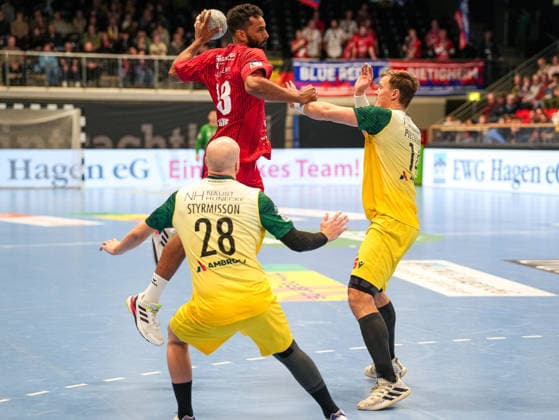Djibril Mbengue (SG BBM Bietigheim, 33) beim Torwurf gegen Jan von Boenigk (VfL Eintracht Hagen, 95) VfL Eintracht Hagen vs. SG BBM Bietigheim, Handball, 2. Bundesliga, 13. Spieltag, Saison 2025 2026, 29.11.2025 VfL Eintracht Hagen vs. SG BBM Bietigheim, Handball, 2. Bundesliga, 13. Spieltag, Saison 2025 2026, 29.11.2025 Hagen Copyright: xEibner-Pressefoto DamianxKruczynx EP_DKI