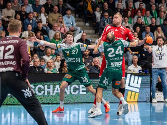 Dainis Kristopans (MT Melsungen, 10) im ungleichen Zweikampf mit Marcel Schiller (Frisch Auf Goeppingen, 24), Frisch Auf Goeppingen vs. MT Melsungen, Handball, 1. Bundesliga, Herren, Spielzeit 2025 2026, 29.11.2025, Frisch Auf Goeppingen vs. MT Melsungen, Handball, 1. Bundesliga, Herren, Spielzeit 2025 2026, 29.11.2025 Goeppingen Copyright: xEibner-Pressefoto MichaelxSchmidx EP_MST