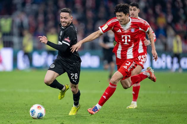 Kampf um den Ball Zweikampf zwischen Mathias Pereira Lage (FC St. Pauli, 28) und Minjae Kim (FC Bayern Muenchen, 3) GER, FC Bayern Muenchen vs. FC St. Pauli, Fussball, Bundesliga, 12. Spieltag, Spielzeit 2025 2026, 29.11.2025. (DFL DFB REGULATIONS PROHIBIT ANY USE OF PHOTOGRAPHS as IMAGE SEQUENCES and or QUASI-VIDEO). GER, FC Bayern Muenchen vs. FC St. Pauli, Fussball, Bundesliga, 12. Spieltag, Spielzeit 2025 2026, 29.11.2025. Muenchen Copyright: xEibner-Pressefoto HeikexFeinerx EP_HFR