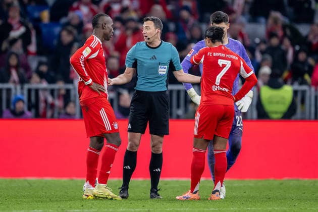 Nicolas Jackson (FC Bayern Muenchen, 11) und Serge Gnabry (FC Bayern Muenchen, 7) in Diskussion mit Felix Zwayer (Schiedsrichter), weil dieser das Tor zum 3:1 noch einmal ueberpruefen laesst, mit dabei Nikola Vasilj (Torwart, FC St. Pauli, 22) GER, FC Bayern Muenchen vs. FC St. Pauli, Fussball, Bundesliga, 12. Spieltag, Spielzeit 2025 2026, 29.11.2025. (DFL DFB REGULATIONS PROHIBIT ANY USE OF PHOTOGRAPHS as IMAGE SEQUENCES and or QUASI-VIDEO). GER, FC Bayern Muenchen vs. FC St. Pauli, Fussball, Bundesliga, 12. Spieltag, Spielzeit 2025 2026, 29.11.2025. Muenchen Copyright: xEibner-Pressefoto HeikexFeinerx EP_HFR