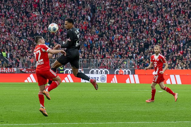 Kampf um den Ball Zweikampf zwischen Raphael Guerreiro (FC Bayern Muenchen, 22) und Andreas Hountondji (FC St. Pauli, 27) GER, FC Bayern Muenchen vs. FC St. Pauli, Fussball, Bundesliga, 12. Spieltag, Spielzeit 2025 2026, 29.11.2025. (DFL DFB REGULATIONS PROHIBIT ANY USE OF PHOTOGRAPHS as IMAGE SEQUENCES and or QUASI-VIDEO). GER, FC Bayern Muenchen vs. FC St. Pauli, Fussball, Bundesliga, 12. Spieltag, Spielzeit 2025 2026, 29.11.2025. Muenchen Copyright: xEibner-Pressefoto HeikexFeinerx EP_HFR