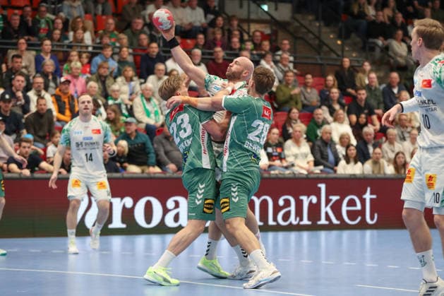 29.11.2025, xgox, Handball - Daikin HBL GWD Minden - SC Magdeburg emspor, v.l. Alexander Weck (Minden, 73), Oscar Bergendahl (Magdeburg, 54), Eimantas Grimuta (Minden, 28) Zweikampf, Duell, Kampf, tackle Luebbecke