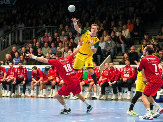 Niclas Pieczkowski (VfL Eintracht Hagen, 14) beim Passen VfL Eintracht Hagen vs. SG BBM Bietigheim, Handball, 2. Bundesliga, 13. Spieltag, Saison 2025 2026, 29.11.2025 VfL Eintracht Hagen vs. SG BBM Bietigheim, Handball, 2. Bundesliga, 13. Spieltag, Saison 2025 2026, 29.11.2025 Hagen Copyright: xEibner-Pressefoto DamianxKruczynx EP_DKI