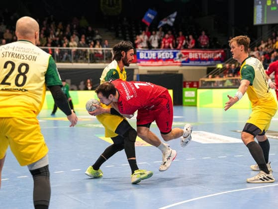 Dominik Claus (SG BBM Bietigheim, 07) wird von Pouya Norouzi (VfL Eintracht Hagen, 07) festgehalten VfL Eintracht Hagen vs. SG BBM Bietigheim, Handball, 2. Bundesliga, 13. Spieltag, Saison 2025 2026, 29.11.2025 VfL Eintracht Hagen vs. SG BBM Bietigheim, Handball, 2. Bundesliga, 13. Spieltag, Saison 2025 2026, 29.11.2025 Hagen Copyright: xEibner-Pressefoto DamianxKruczynx EP_DKI