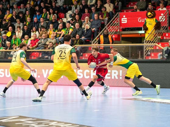 Nikola Vlahovic (SG BBM Bietigheim, 03) beim Kampf gegen Jan von Boenigk (VfL Eintracht Hagen, 95) und Philip Jungemann (VfL Eintracht Hagen, 25) VfL Eintracht Hagen vs. SG BBM Bietigheim, Handball, 2. Bundesliga, 13. Spieltag, Saison 2025 2026, 29.11.2025 VfL Eintracht Hagen vs. SG BBM Bietigheim, Handball, 2. Bundesliga, 13. Spieltag, Saison 2025 2026, 29.11.2025 Hagen Copyright: xEibner-Pressefoto DamianxKruczynx EP_DKI