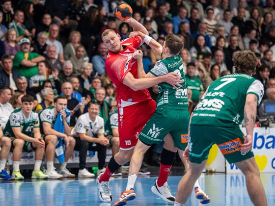 Dainis Kristopans (MT Melsungen, 10) im Zweikampf mit Oskar Sunnefeldt (Frisch Auf Goeppingen, 27), Frisch Auf Goeppingen vs. MT Melsungen, Handball, 1. Bundesliga, Herren, Spielzeit 2025 2026, 29.11.2025, Frisch Auf Goeppingen vs. MT Melsungen, Handball, 1. Bundesliga, Herren, Spielzeit 2025 2026, 29.11.2025 Goeppingen Copyright: xEibner-Pressefoto MichaelxSchmidx EP_MST