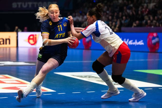251129 Tyra Axnà r of Sweden and Schakira Robert Reinoso of Cuba during the 2025 IHF Women™s World Championship, WM, Weltmeisterschaft handball match between Cuba and Sweden on November 29, 2025 in Stuttgart. Photo: Emma Wallskog BILDBYRAN COP 320 EW0595 handball, handboll, handball,handboll,handball,bbeng,vm,handba Copyright: EMMAxWALLSKOG BB251129EW018