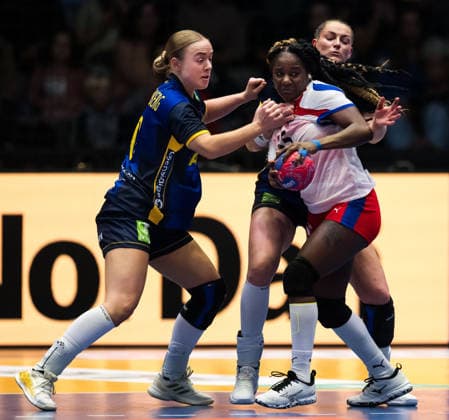 251129 Vilma Matthijs Holmberg and Kristin Thorleifsdottir of Sweden and Yarumy Cespedes Chirino of Cuba during the 2025 IHF Women™s World Championship, WM, Weltmeisterschaft handball match between Cuba and Sweden on November 29, 2025 in Stuttgart. Photo: Emma Wallskog BILDBYRAN COP 320 EW0595 handball, handboll, handball,handboll,handball,bbeng,vm,handba Copyright: EMMAxWALLSKOG BB251129EW027