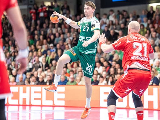 Oskar Sunnefeldt (Frisch Auf Goeppingen, 27) steht in der Luft, Frisch Auf Goeppingen vs. MT Melsungen, Handball, 1. Bundesliga, Herren, Spielzeit 2025 2026, 29.11.2025, Frisch Auf Goeppingen vs. MT Melsungen, Handball, 1. Bundesliga, Herren, Spielzeit 2025 2026, 29.11.2025 Goeppingen Copyright: xEibner-Pressefoto MichaelxSchmidx EP_MST