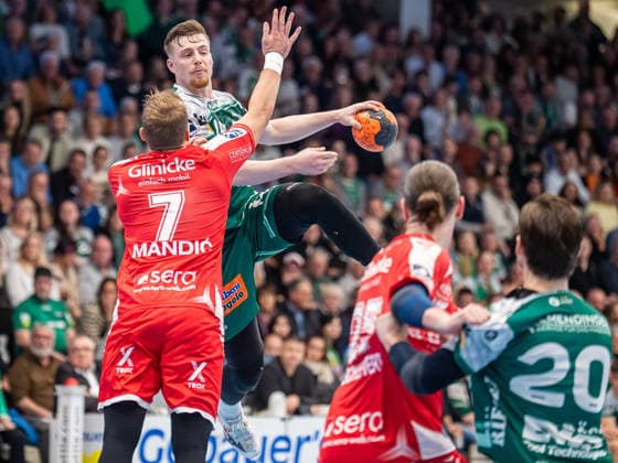 Erik Persson (Frisch Auf Goeppingen, 22) steht hoch in der Luft, Frisch Auf Goeppingen vs. MT Melsungen, Handball, 1. Bundesliga, Herren, Spielzeit 2025 2026, 29.11.2025, Frisch Auf Goeppingen vs. MT Melsungen, Handball, 1. Bundesliga, Herren, Spielzeit 2025 2026, 29.11.2025 Goeppingen Copyright: xEibner-Pressefoto MichaelxSchmidx EP_MST