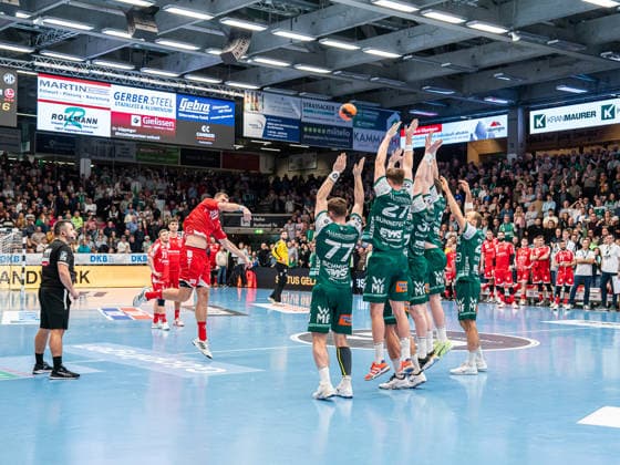 Uladzislau Kulesh (MT Melsungen, 20) versucht mit einem Freiwurf am Ende des Spiels sein Glueck, Frisch Auf Goeppingen vs. MT Melsungen, Handball, 1. Bundesliga, Herren, Spielzeit 2025 2026, 29.11.2025, Frisch Auf Goeppingen vs. MT Melsungen, Handball, 1. Bundesliga, Herren, Spielzeit 2025 2026, 29.11.2025 Goeppingen Copyright: xEibner-Pressefoto MichaelxSchmidx EP_MST