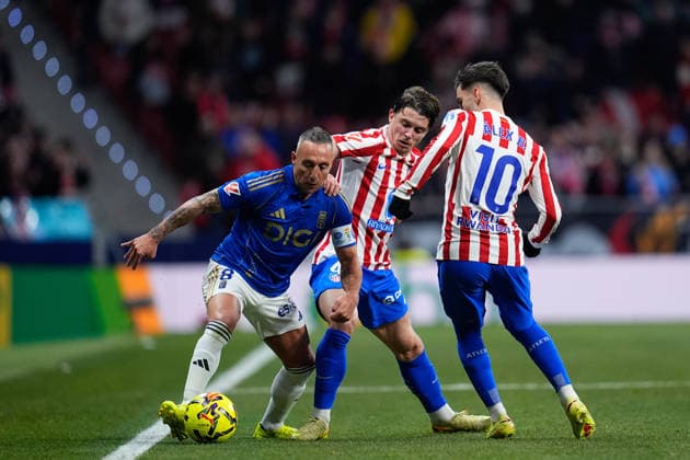 November 29, 2025, Madrid, Madrid, Spain: Santi Cazorla of Real Oviedo, Alex Baena and Conor Gallagher of Atletico de Madrid compete for the ball during the Spanish League, LaLiga EA Sports, football match played between Atletico de Madrid and Real Oviedo at Riyadh Air Metropolitano stadium on November 29, 2025, in Madrid, Spain. Madrid Spain - ZUMAa181 20251129_zaa_a181_243 Copyright: xDennisxAgyemanx