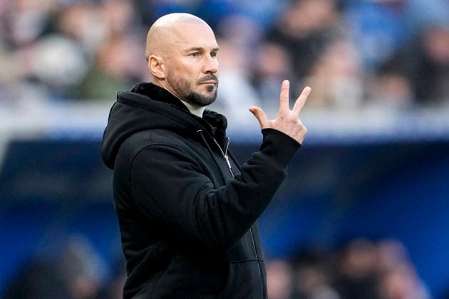 Christian Ilzer (Trainer, Cheftrainer, Hoffenheim), gibt Anweisungen, gestikuliert, mit den Armen gestikulieren, Einzelbild, Einzelfoto, Aktion, Action, streckt drei Finger in die Luft, 29.11.2025, Sinsheim (Deutschland), Fussball, Bundesliga, TSG 1899 Hoffenheim - FC Augsburg, DFB DFL REGULATIONS PROHIBIT ANY USE OF PHOTOGRAPHS AS IMAGE SEQUENCES AND OR QUASI-VIDEO.