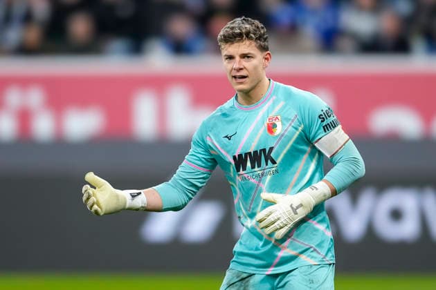 Finn Dahmen (Torwart, FCA, 1), gibt Anweisungen, gestikuliert, mit den Armen gestikulieren, enttäuscht schauend, Enttäuschung, Frustration, disappointed, pessimistisch, 29.11.2025, Sinsheim (Deutschland), Fussball, Bundesliga, TSG 1899 Hoffenheim - FC Augsburg, DFB DFL REGULATIONS PROHIBIT ANY USE OF PHOTOGRAPHS AS IMAGE SEQUENCES AND OR QUASI-VIDEO.