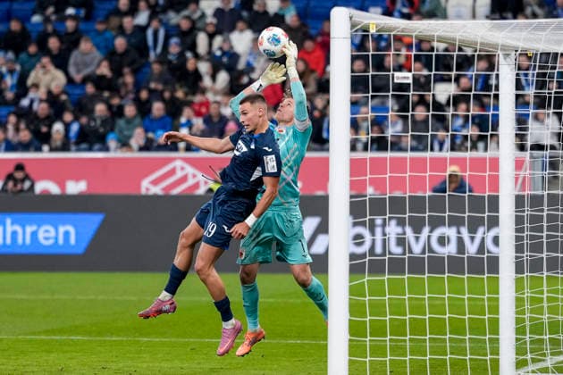 v.li.: Tim Lemperle (Hoffenheim, 19), Finn Dahmen (Torwart, FCA, 1), Zweikampf, Spielszene, Duell, duel, tackle, tackling, Dynamik, Action, Aktion, im Strafraum, Strafraumszene, 29.11.2025, Sinsheim (Deutschland), Fussball, Bundesliga, TSG 1899 Hoffenheim - FC Augsburg, DFB DFL REGULATIONS PROHIBIT ANY USE OF PHOTOGRAPHS AS IMAGE SEQUENCES AND OR QUASI-VIDEO.