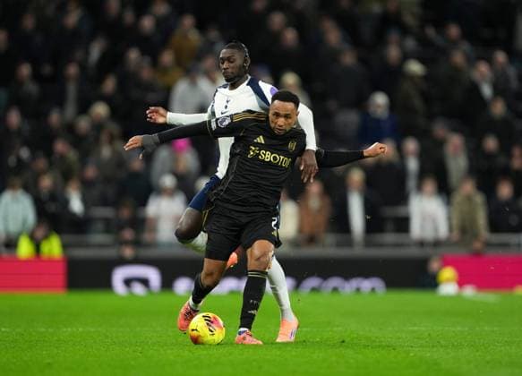 Kenny Tete of Fulham gets ahead of Randal Kolo Muani of Tottenham Hotspur Tottenham Hotspur v Fulham, Premier League, Football, Tottenham Hotspur Stadium, London, UK - 29 Nov 2025London Tottenham Hotspur Stadium United Kingdom EDITORIAL USE ONLY No use with unauthorised audio, video, data, fixture lists, club league logos or live services. Online in-match use limited to 120 images, no video emulation. No use in betting, games or single club league player publications. Copyright: xJedxLeicester Shutterstockx 15941652ba