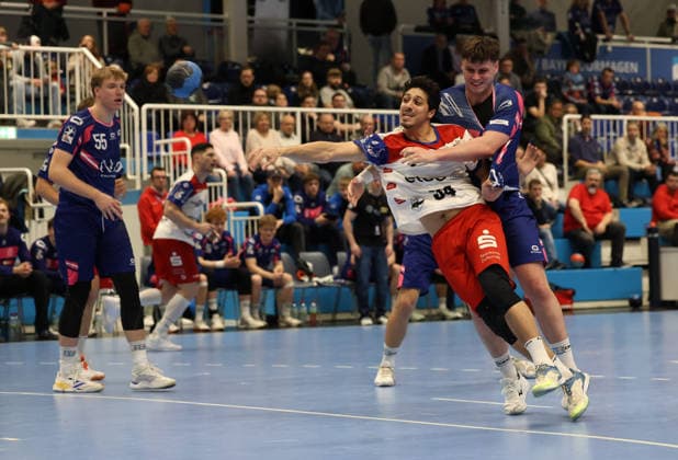 v.l. Frederik Sondermann (TSV Bayer Dormagen 55) , Jonathan Dayan (HBW Balingen-Weilstetten 34), Jan Schmidt (TSV Bayer Dormagen 42) TSV Bayer Dormagen vs. HBW Balingen Weilstetten, 13. Spieltag, Handball, 2. HBL, Spielzeit 2025 2026, 29.11.2025 TSV Bayer Dormagen vs. HBW Balingen Weilstetten, 13. Spieltag, Handball, 2. HBL, Spielzeit 2025 2026, 29.11.2025 Dormagen Copyright: xEibner-Pressefoto ThomasxStoeckex EP_TSR