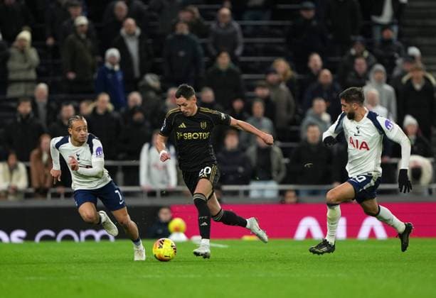 Sasa Lukic of Fulham inbetween Rodrigo Bentancur and Xavi Simons of Tottenham Hotspur Tottenham Hotspur v Fulham, Premier League, Football, Tottenham Hotspur Stadium, London, UK - 29 Nov 2025London Tottenham Hotspur Stadium United Kingdom EDITORIAL USE ONLY No use with unauthorised audio, video, data, fixture lists, club league logos or live services. Online in-match use limited to 120 images, no video emulation. No use in betting, games or single club league player publications. Copyright: xJedxLeicester Shutterstockx 15941652bp