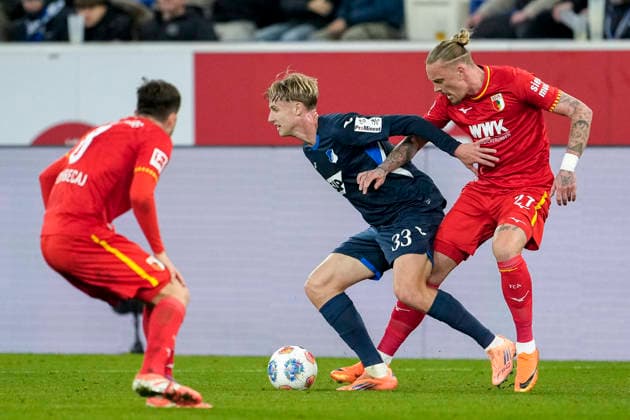v.li.: Elvis Rexhbecaj (FCA, 8), Max Moerstedt (Hoffenheim, 33), Marius Wolf (FCA, 27), Zweikampf, Spielszene, Duell, duel, tackle, tackling, Dynamik, Action, Aktion, 29.11.2025, Sinsheim (Deutschland), Fussball, Bundesliga, TSG 1899 Hoffenheim - FC Augsburg, DFB DFL REGULATIONS PROHIBIT ANY USE OF PHOTOGRAPHS AS IMAGE SEQUENCES AND OR QUASI-VIDEO.