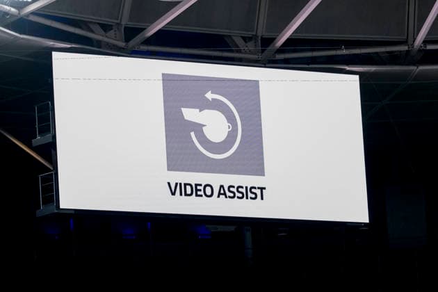 Die Anzeigetafel im Stadion zeigt das Logo für den Video Assist an, Video Assist Referee, VAR, Videobeweis, Videoschiedsrichter, Video, Aktion, Action, , Symbolfoto, Symbolbild, Symbol, Spielszene, 29.11.2025, Sinsheim (Deutschland), Fussball, Bundesliga, TSG 1899 Hoffenheim - FC Augsburg, DFB DFL REGULATIONS PROHIBIT ANY USE OF PHOTOGRAPHS AS IMAGE SEQUENCES AND OR QUASI-VIDEO.
