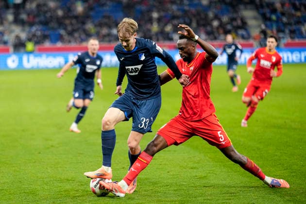 v.li.: Max Moerstedt (Hoffenheim, 33), Chrislain Matsima (FCA, 5), Zweikampf, Spielszene, Duell, duel, tackle, tackling, Dynamik, Action, Aktion, 29.11.2025, Sinsheim (Deutschland), Fussball, Bundesliga, TSG 1899 Hoffenheim - FC Augsburg, DFB DFL REGULATIONS PROHIBIT ANY USE OF PHOTOGRAPHS AS IMAGE SEQUENCES AND OR QUASI-VIDEO.