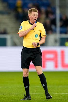 Christian Dingert (Schiedsrichter), Freisteller, Ganzkörper, Einzelbild, Einzelfoto, Aktion, Action, 29.11.2025, Sinsheim (Deutschland), Fussball, Bundesliga, TSG 1899 Hoffenheim - FC Augsburg, DFB DFL REGULATIONS PROHIBIT ANY USE OF PHOTOGRAPHS AS IMAGE SEQUENCES AND OR QUASI-VIDEO.