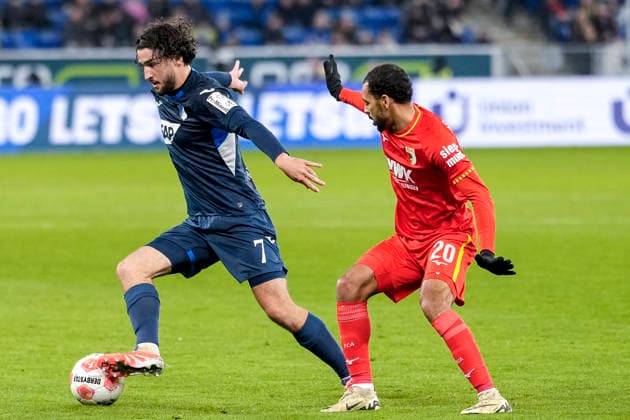 v.li.: Leon Avdullahu (Hoffenheim, 7), Alexis Claude-Maurice (FCA, 20), Zweikampf, Spielszene, Duell, duel, tackle, tackling, Dynamik, Action, Aktion, 29.11.2025, Sinsheim (Deutschland), Fussball, Bundesliga, TSG 1899 Hoffenheim - FC Augsburg, DFB DFL REGULATIONS PROHIBIT ANY USE OF PHOTOGRAPHS AS IMAGE SEQUENCES AND OR QUASI-VIDEO.