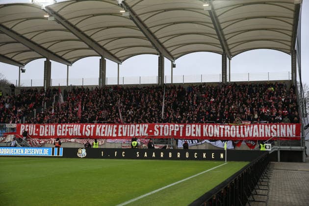 29.11.2025, xrekx, Fussball 3.Liga, 1.FC Saarbruecken - Rot-Weiss Essen v.l. RWE Fans ,Stimmung, Schals, Trikot, Fahne, Banner, Ultras, Zuschauer, Besucher, Choreo, Choreografie, atmosphere, spectators, Visitors (DFL DFB REGULATIONS PROHIBIT ANY USE OF PHOTOGRAPHS as IMAGE SEQUENCES and or QUASI-VIDEO) Saarbruecken