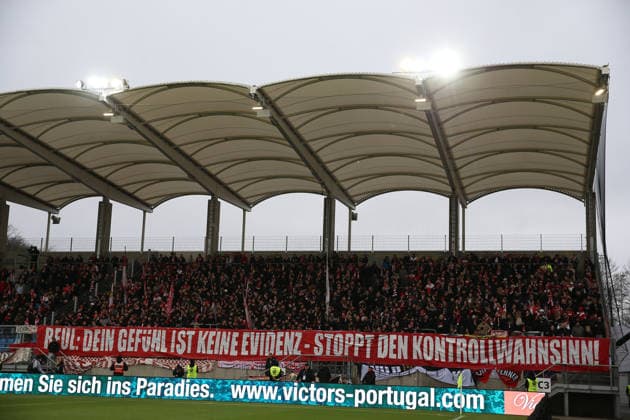 29.11.2025, xrekx, Fussball 3.Liga, 1.FC Saarbruecken - Rot-Weiss Essen v.l. RWE Fans ,Stimmung, Schals, Trikot, Fahne, Banner, Ultras, Zuschauer, Besucher, Choreo, Choreografie, atmosphere, spectators, Visitors (DFL DFB REGULATIONS PROHIBIT ANY USE OF PHOTOGRAPHS as IMAGE SEQUENCES and or QUASI-VIDEO) Saarbruecken