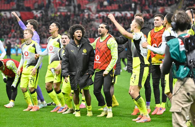 Schlussjubel DO, v.l. Daniel Svensson (Borussia Dortmund), Jobe Bellingham (Borussia Dortmund), Marcel Sabitzer (Borussia Dortmund),Karim Adeyemi (Borussia Dortmund), Emre Can (Borussia Dortmund), Nico Schlotterbeck (Borussia Dortmund), Fussball 1. Bundesliga,12.Spieltag, Bayer 04 Leverkusen - Borussia Dortmund 1:2, am 29.11.2025 in Leverkusen Deutschland. DFL regulations prohibit any use of photographs as image sequences and or quasi-video Â