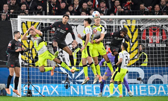 v.l. Martin Terrier (Bayer Leverkusen), Waldemar Anton (Borussia Dortmund), Jarell Quansah (Bayer Leverkusen), Aaron Anselmino (Borussia Dortmund), Nico Schlotterbeck (Borussia Dortmund), Nathan Tella (Bayer Leverkusen), Strafraumszene, Aktion, Zweikampf, Fussball 1. Bundesliga,12.Spieltag, Bayer 04 Leverkusen - Borussia Dortmund 1:2, am 29.11.2025 in Leverkusen Deutschland. DFL regulations prohibit any use of photographs as image sequences and or quasi-video Â