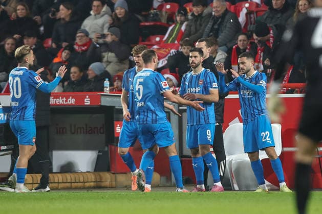 29.11.2025, xtgx, Fussball 1. Bundesliga, 1. FC Union Berlin - 1. FC Heidenheim emspor, v.l. Jan Schoeppner (Schöppner, Heidenheim, 3), Stefan Schimmer (Heidenheim, 9), Arijon Ibrahimovic (Heidenheim, 22) Einwechslung, Wechsel (DFL DFB REGULATIONS PROHIBIT ANY USE OF PHOTOGRAPHS as IMAGE SEQUENCES and or QUASI-VIDEO) Berlin