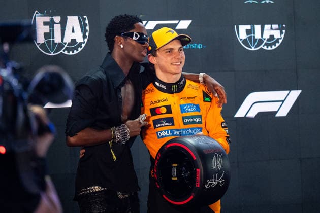 Oscar Piastri (McLaren Formula 1 Team, Australien, 81)freut sich ueber die Pole Position Startplatz 1 und bekommt von Alton Mason (Model) den Pirelli Pole Position Award, QTR, Formel 1 Weltmeisterschaft, Qatar Grand Prix, Lusail International Circuit, Qualifying, 29.11.2025 QTR, Formel 1 Weltmeisterschaft, Qatar Grand Prix, Lusail International Circuit, 29.11.2025 Lusail Copyright: xEibner-Pressefoto Memmlerx EP_MMR