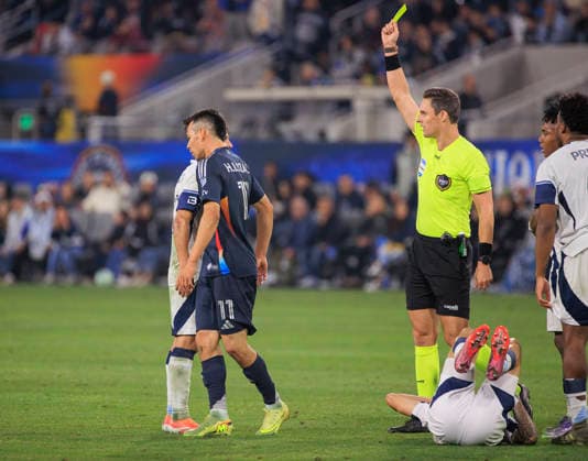 November 29, 2025, San Diego, California, USA: Hirving Lozano 11 of San Diego FC gets a yellow card from referee, Joe Dickerson for a foul on Kenji Cabrera 17 of the Vancouver Whitecaps during the Audi 2025 MLS, Fussball Herren, USA Cup Playoffs Western Conference Final match on Saturday November 29, 2025 at Snapdragon Stadium in San Diego, California. Vancouver Whitecaps defeat San Diego FC, 3-1. JAVIER ROJAS PI San Diego USA - ZUMAp124 20251129_zaa_p124_020 Copyright: xJavierxRojasx