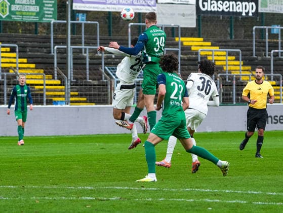 Jannik Borgmann (FC Guetersloh, 34) im Kopfballduell gegen Grant-Leon Ranos (Borussia Moenchengladbach U23, 28) FC Guetersloh vs. Borussia Moenchengladbach U23, Fussball, Regionalliga West, 17. Spieltag, Saison 2025 2026, 29.11.2025 FC Guetersloh vs. Borussia Moenchengladbach U23, Fussball, Regionalliga West, 17. Spieltag, Saison 2025 2026, 29.11.2025 Guetersloh Copyright: xEibner-Pressefoto DamianxKruczynx EP_DKI