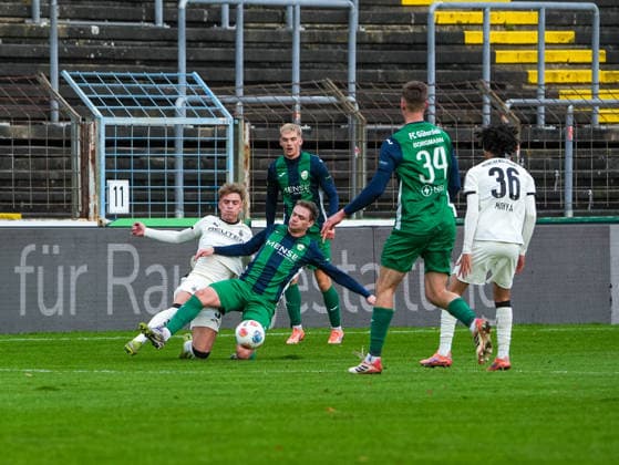 Jan-Lukas Liehr (FC Guetersloh, 07) im Zweikampf gegen Veit Stange (Borussia Moenchengladbach U23, 31) FC Guetersloh vs. Borussia Moenchengladbach U23, Fussball, Regionalliga West, 17. Spieltag, Saison 2025 2026, 29.11.2025 FC Guetersloh vs. Borussia Moenchengladbach U23, Fussball, Regionalliga West, 17. Spieltag, Saison 2025 2026, 29.11.2025 Guetersloh Copyright: xEibner-Pressefoto DamianxKruczynx EP_DKI
