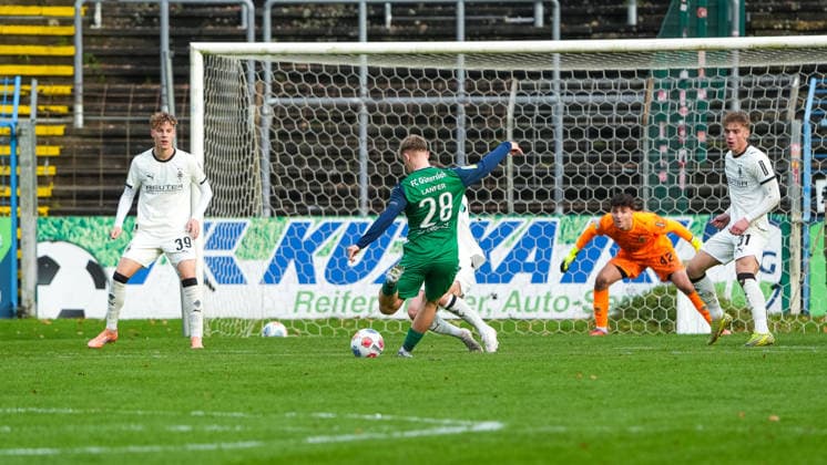 Erik Lanfer (FC Guetersloh, 28) mit einem Torschuss FC Guetersloh vs. Borussia Moenchengladbach U23, Fussball, Regionalliga West, 17. Spieltag, Saison 2025 2026, 29.11.2025 FC Guetersloh vs. Borussia Moenchengladbach U23, Fussball, Regionalliga West, 17. Spieltag, Saison 2025 2026, 29.11.2025 Guetersloh Copyright: xEibner-Pressefoto DamianxKruczynx EP_DKI