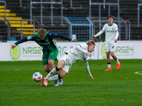 Erik Lanfer (FC Guetersloh, 28) gegen Fritz Fleck (Borussia Moenchengladbach U23, 24) FC Guetersloh vs. Borussia Moenchengladbach U23, Fussball, Regionalliga West, 17. Spieltag, Saison 2025 2026, 29.11.2025 FC Guetersloh vs. Borussia Moenchengladbach U23, Fussball, Regionalliga West, 17. Spieltag, Saison 2025 2026, 29.11.2025 Guetersloh Copyright: xEibner-Pressefoto DamianxKruczynx EP_DKI