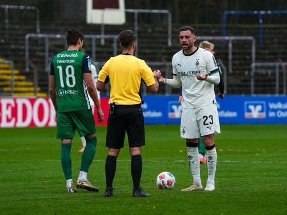 Michel Lieder (Borussia Moenchengladbach U23, 23) diskutiert mit Luca Marx (Schiedsrichter) FC Guetersloh vs. Borussia Moenchengladbach U23, Fussball, Regionalliga West, 17. Spieltag, Saison 2025 2026, 29.11.2025 FC Guetersloh vs. Borussia Moenchengladbach U23, Fussball, Regionalliga West, 17. Spieltag, Saison 2025 2026, 29.11.2025 Guetersloh Copyright: xEibner-Pressefoto DamianxKruczynx EP_DKI