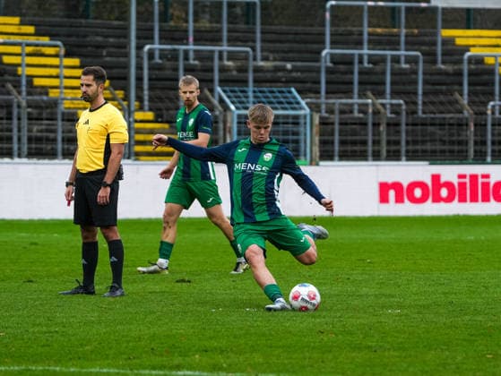 Erik Lanfer (FC Guetersloh, 28) beim Freistoss FC Guetersloh vs. Borussia Moenchengladbach U23, Fussball, Regionalliga West, 17. Spieltag, Saison 2025 2026, 29.11.2025 FC Guetersloh vs. Borussia Moenchengladbach U23, Fussball, Regionalliga West, 17. Spieltag, Saison 2025 2026, 29.11.2025 Guetersloh Copyright: xEibner-Pressefoto DamianxKruczynx EP_DKI